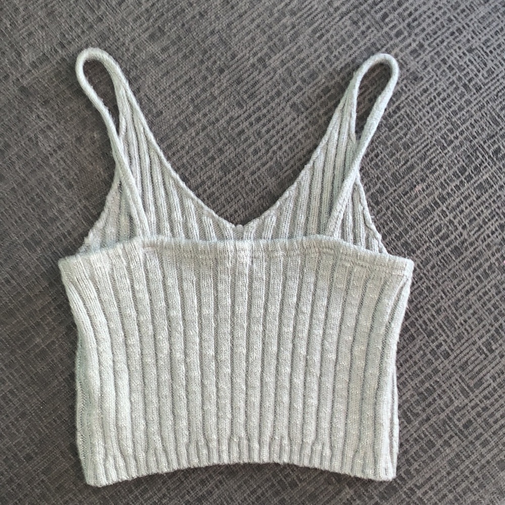 Ribbed V-neck Crop Top - Picture 3 of 3